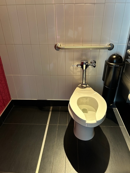 Salle de toilettes femme située près des salles de réception 