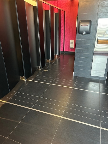 Salle de toilettes femme située près des salles de réception 