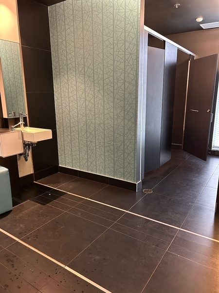 Salle de toilettes homme située près des salles de réception 