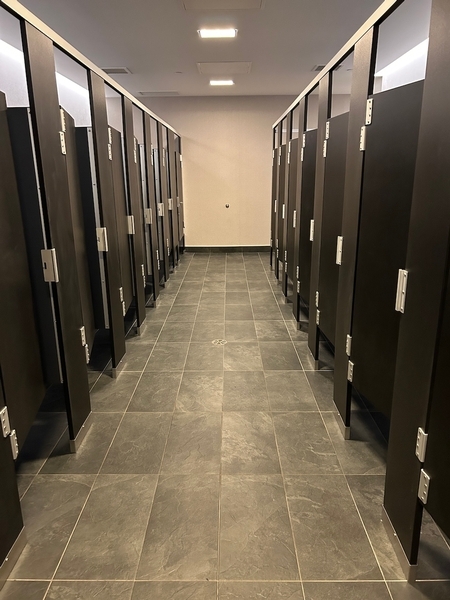 Salle de toilettes femme près des salles de réunions 