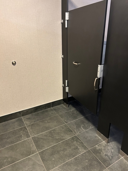 Salle de toilettes femme près de la réception 