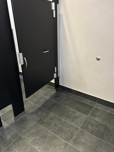 Salle de toilettes homme près de la réception 