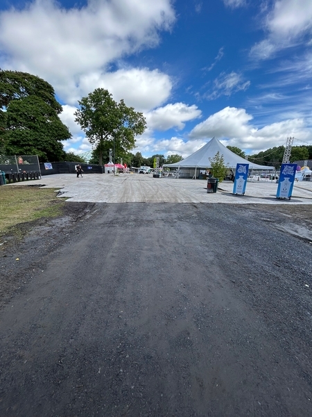 Accès à la zone de restauration (près de la scène secondaire : scène Mirage)