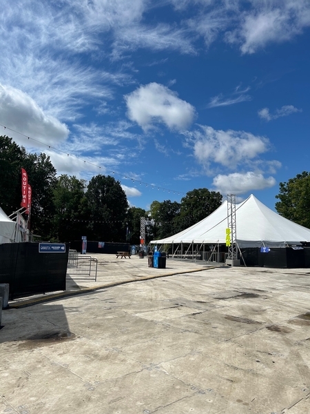 Zone de restaurations (près des scènes secondaires)