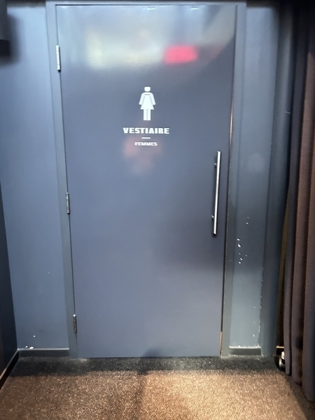 Porte d'entrée vestiaire femmes