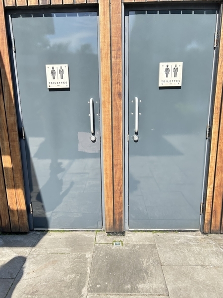 Cabinets de toilettes extérieurs non accessible