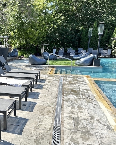 Chaises longues et piscine