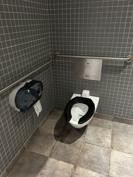 Salle de toilettes homme située au rez-de-chaussée, près des salles de réunion