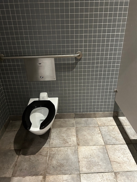 Salle de toilettes homme située au rez-de-chaussée, près des salles de réunion