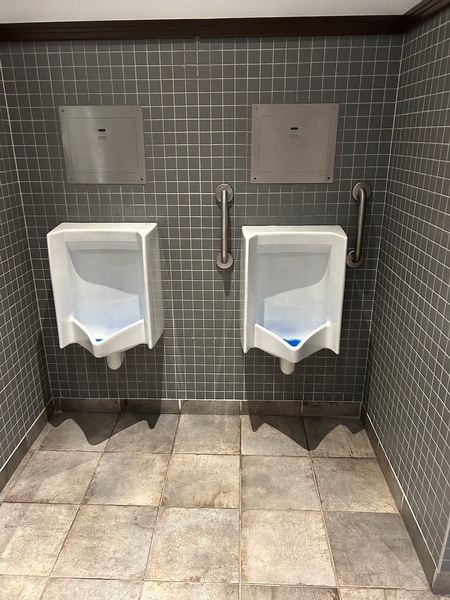 Salle de toilettes homme située au rez-de-chaussée, près des salles de réunion