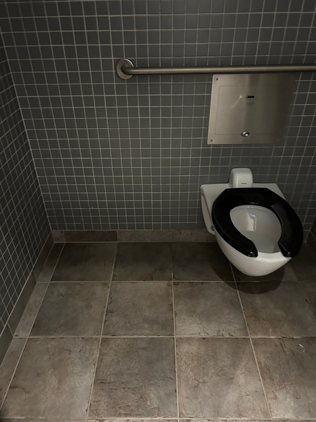 Salle de toilettes femme située au sous-sol 