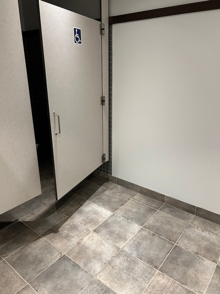 Salle de toilettes femme située au sous-sol 