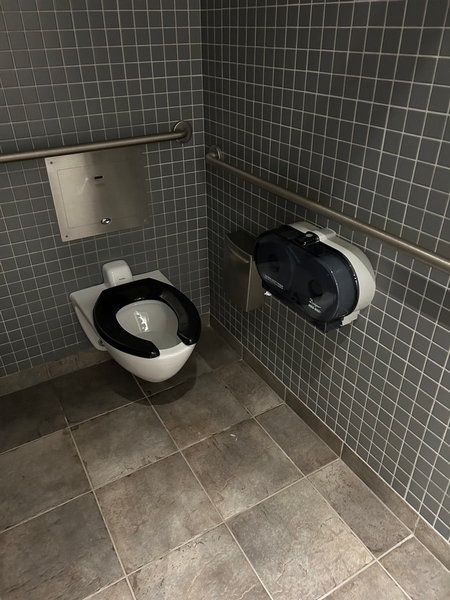 Salle de toilettes femme située au sous-sol 