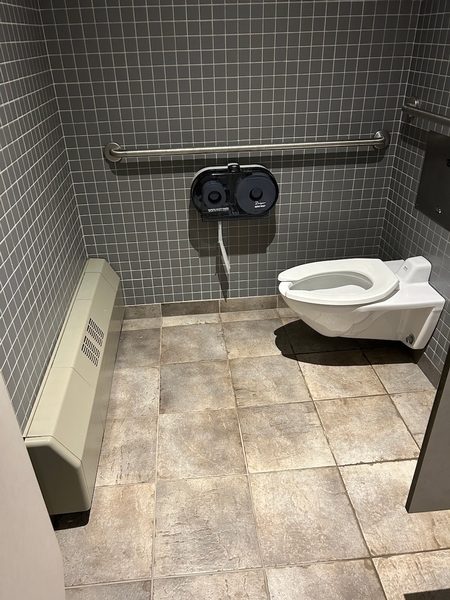 Salle de toilettes homme située au sous-sol 