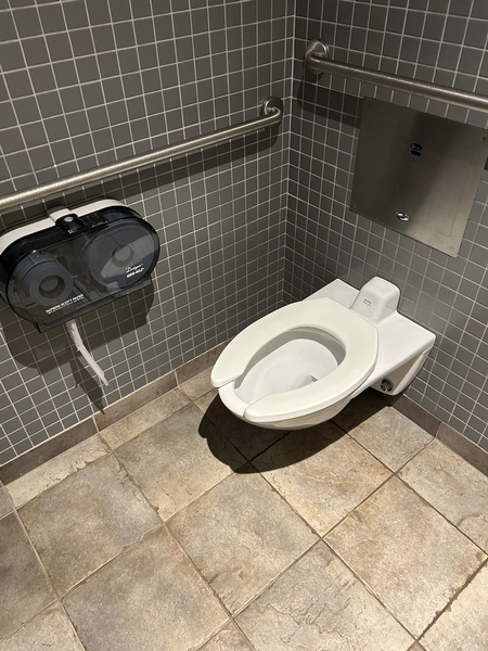 Salle de toilettes homme située au sous-sol 