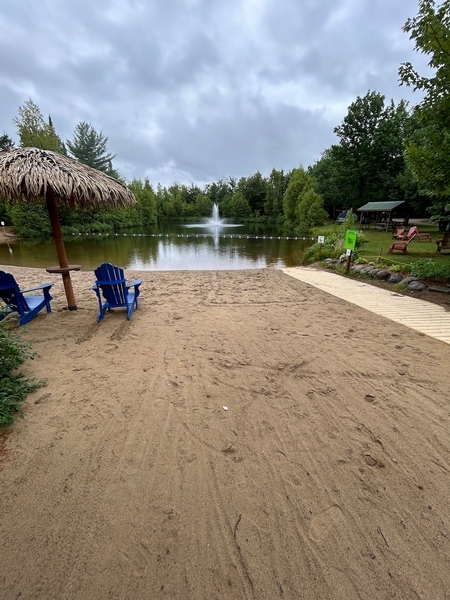 Plage avec tapis de plage donnant accès à l'eau 