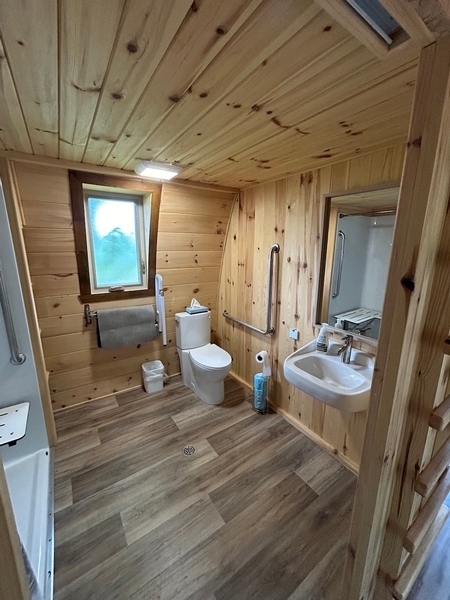 Méga Pod adapté - salle de bain (photo prise avant l'ajout de la barre d'appui derrière la toilette)