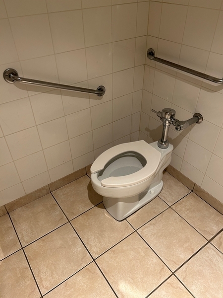 Salle de toilettes femme près des salles de banquet