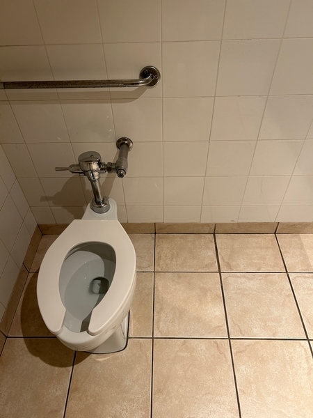 Salle de toilettes femme près des salles de banquet