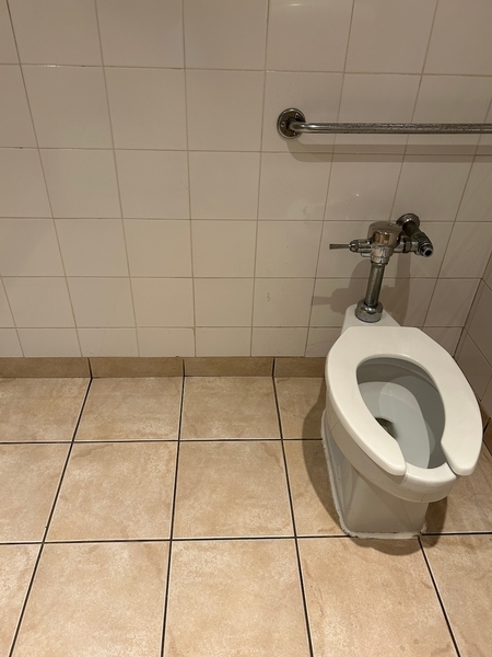 Salle de toilettes homme près des salles de banquet