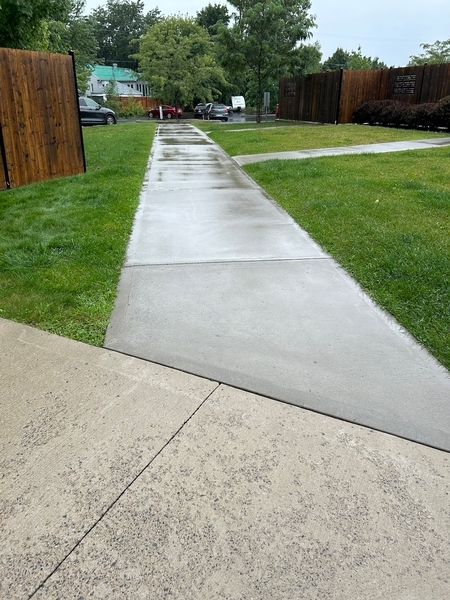 chemin menant à la piscine 