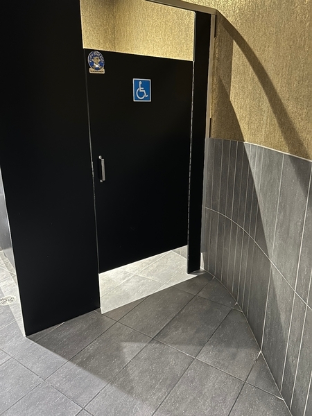 Salle de toilettes femme près du restaurant