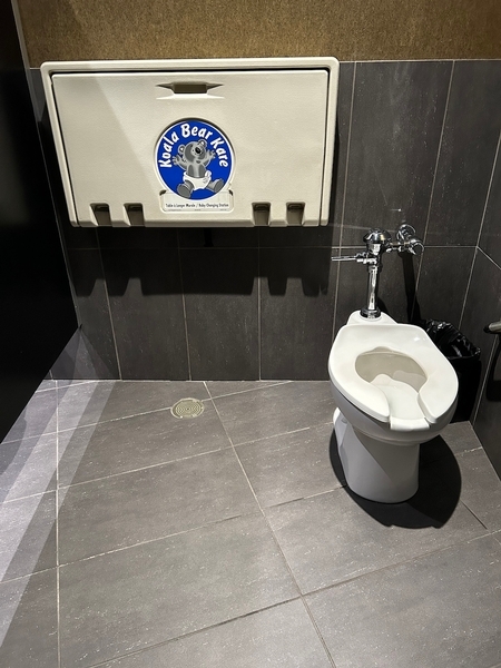 Salle de toilettes femme près du restaurant