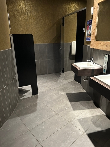 Salle de toilettes homme près du restaurant