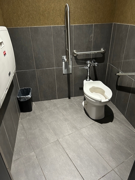 Salle de toilettes homme près du restaurant