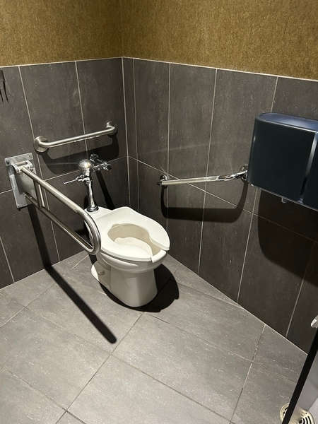 Salle de toilettes homme près du restaurant