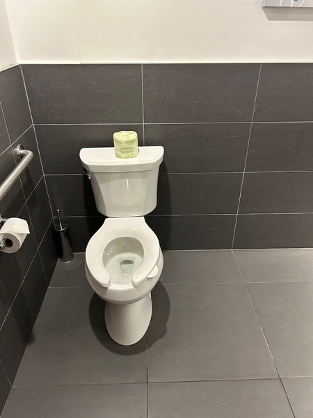 Salle de toilette universelle près de la piscine et de la salle d'entraînement