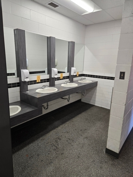 Salle de toilettes des hommes au Chalet-Restaurant