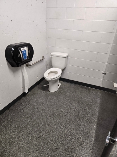 Salle de toilettes des hommes au Chalet-Restaurant