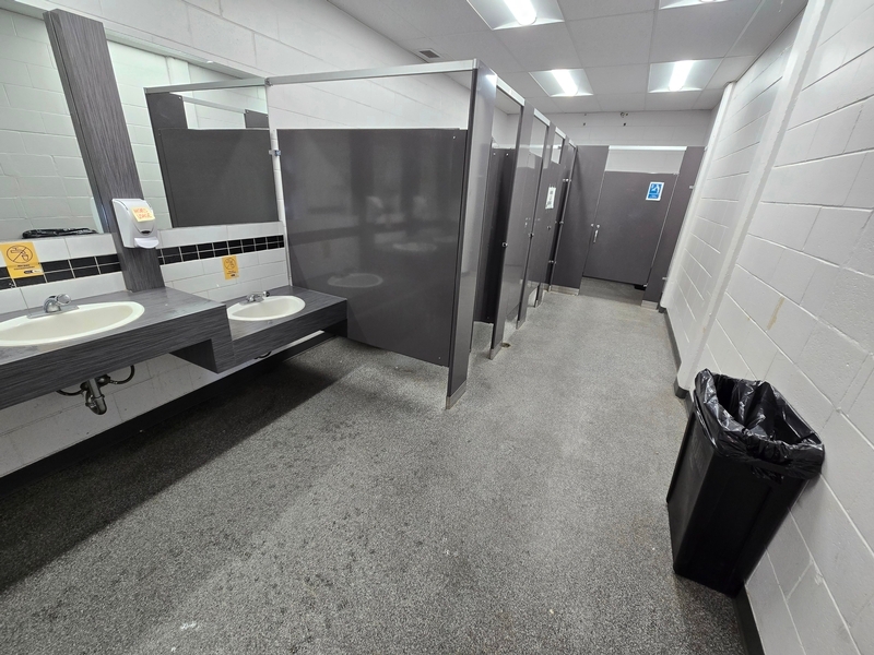 Salle de toilettes des femmes au Chalet-Restaurant