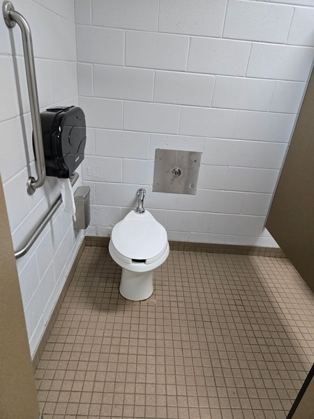 Salle de toilettes des femmes au Chalet Nord