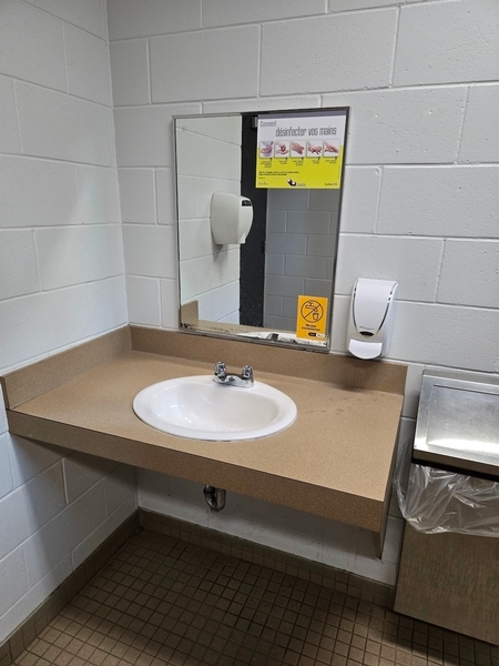 Salle de toilettes des femmes au Chalet Nord