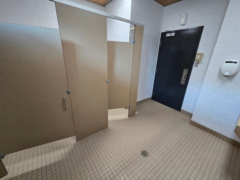 Salle de toilettes des femmes au Chalet Nord