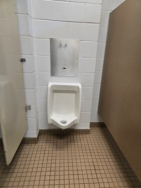 Salle de toilettes des hommes au Chalet Nord