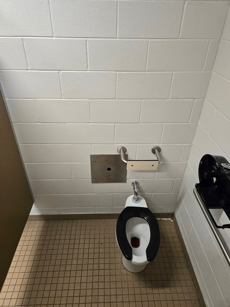 Salle de toilettes des hommes au Chalet Nord