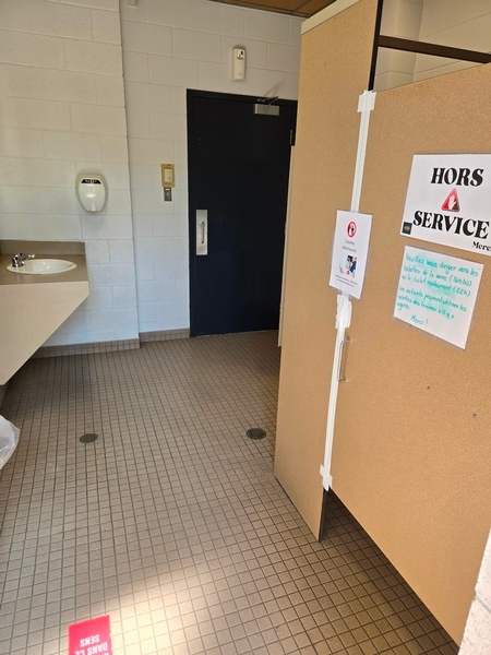 Salle de toilettes des hommes au Chalet Nord