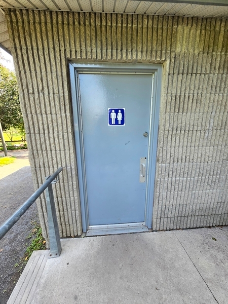 Entrée du bâtiment de toilettes