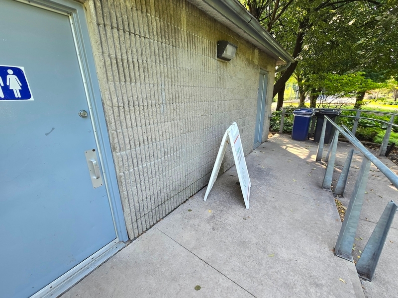 Entrée du bâtiment de toilettes