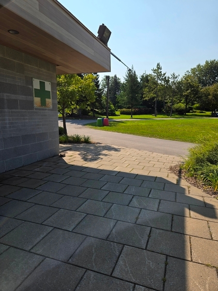 Allée menant à l'entrée du Chalet Nord