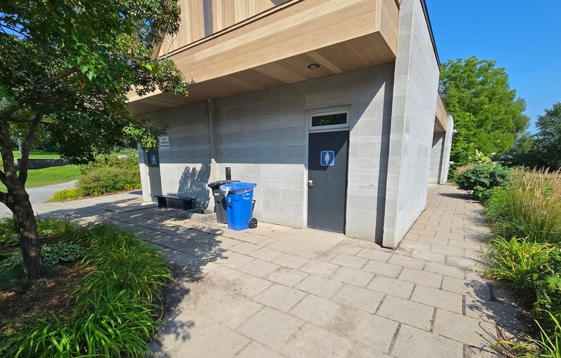 Allée menant à l'entrée des toilettes au Chalet Nord