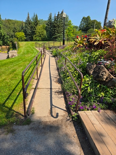 Rampe d'accès sur le sentier 