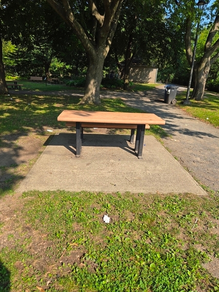 Table accessible près de la pétanque