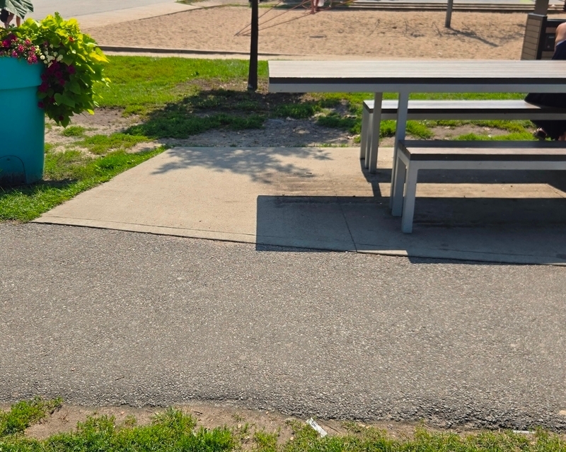 Table accessible près de l'aire de jeux