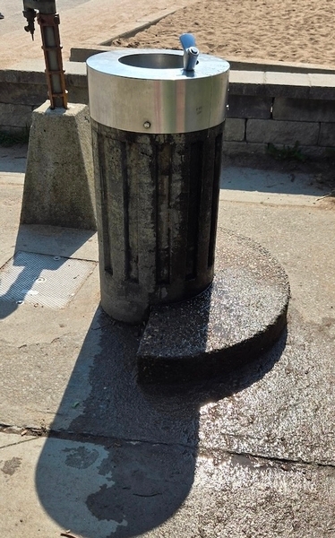 Fontaine à boire près de l'aire de jeux