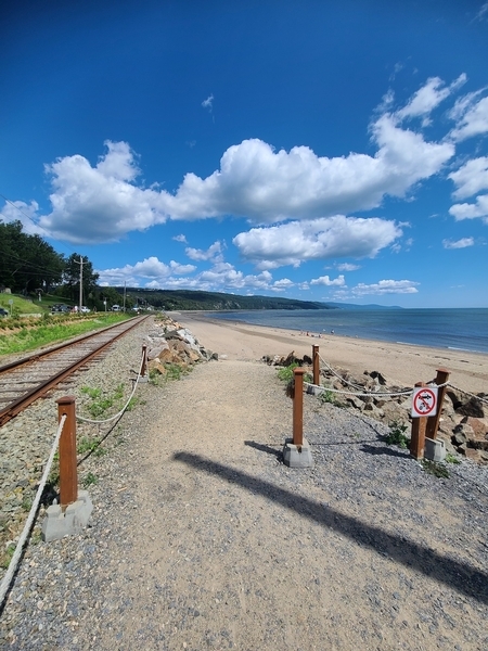 Accès à la plage près de la salle de toilette