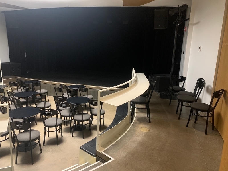 Salle de spectacle au RC et place réservée (à droite)